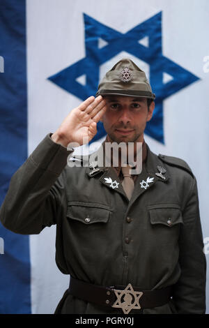 Ze'ev Vladimir Ben-Yosef un giovane canadese israeliano fondatore di un movimento chiamato il movimento revisionista (Betar) che il suo obiettivo è quello di dare gli ebrei una voce più forte usura uniforme che ha progettato e che pongono nel Quartiere Ebraico a Gerusalemme Est Israele Foto Stock