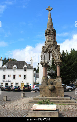 DUNKELD, Scozia, 23 luglio 2018: Atholl Memorial Fontana e la storica Ell negozio su High Street a Dunkeld. Una città in Perthshire Foto Stock