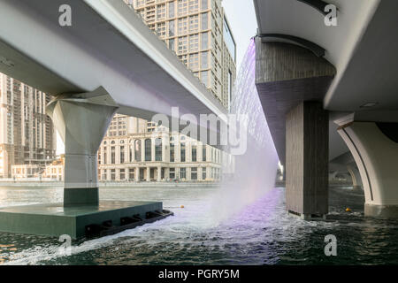 Il Dubai Canale d'acqua cascata, dove il canale incontra Sheikh Zayed Road, durante il giorno, Dubai, UAE Foto Stock