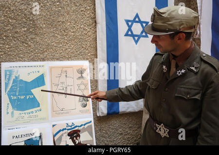 Ze'ev Vladimir Ben-Yosef un giovane canadese israeliano fondatore di un movimento chiamato il movimento revisionista (Betar) che il suo obiettivo è quello di dare gli ebrei una voce più forte che mostra una mappa vecchia con il desiderato confini di Israele che includono lo stato della Giordania nel Quartiere Ebraico a Gerusalemme Est Israele Foto Stock