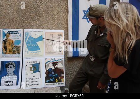 Ze'ev Vladimir Ben-Yosef un giovane canadese israeliano fondatore di un movimento chiamato il movimento revisionista (Betar) che il suo obiettivo è quello di dare gli ebrei una voce più forte che mostra ad un turista una vecchia mappa con il desiderato confini di Israele che includono lo stato della Giordania nel Quartiere Ebraico a Gerusalemme Est Israele Foto Stock