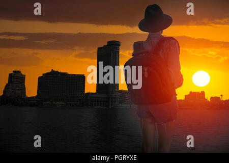 La silhouette di un turista ragazza che viaggia attorno a Il Cairo. Foto Stock