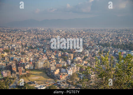 Vista superiore della valle di Kathmandu e la città stessa. Foto Stock