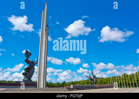 Uzvaras piemineklis, vittoria memoriale dell'esercito sovietico, Uzvaras parchi, Riga, Lettonia Foto Stock