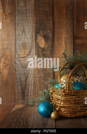 Decorazione di Natale sulla tavola in legno. Foto Stock