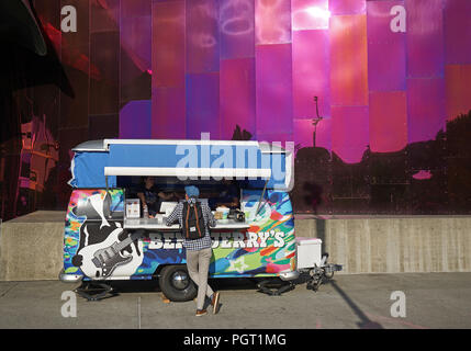 Ice Cream van davanti al Museo della cultura pop di Seattle, Washington, Stati Uniti d'America. Foto Stock