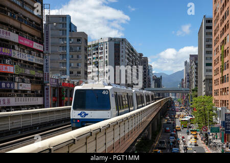 Un treno sul Taipei lightrail rete metropolitana lascia la stazione Zhongxiao-Fuxing. Foto Stock