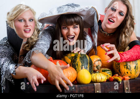 Quattro donne allegro celebrare Halloween insieme durante la festa in costume Foto Stock