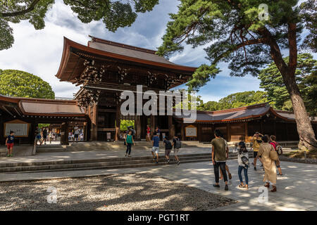 I visitatori entrano nel tempio di Meiji a Tokyo il 15 agosto 2018. Foto Stock