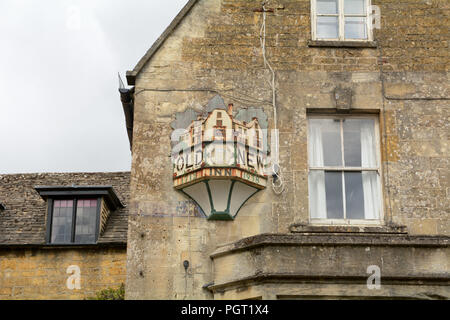 Il vecchio nuovo Inn - un tradizionale Cotswolds Country inn risalente al 1712 in Bourton-on-the-acqua, Gloucestershire, Inghilterra Foto Stock