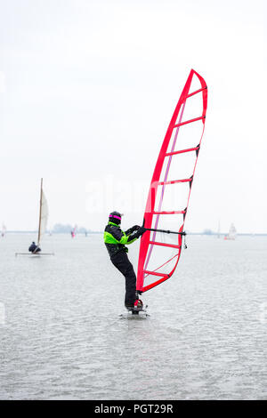 La navigazione di ghiaccio sul Gouwzee in Monnickendam, Paesi Bassi. Foto Stock