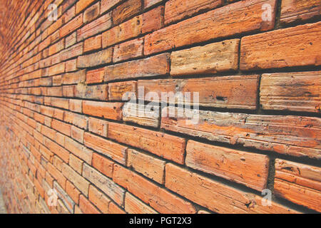 Blocco di antico muro con marrone e arancione tono, laterale o vista obliqua, Old Square pattern, la texture dello sfondo. Foto Stock