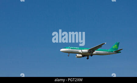 Budapest, Ungheria - 11 giugno 2018; Aer Lingus Airlines Airbus A320-214 con la registrazione EI-CVA sull approccio a Budapest Liszt Ferenc Airport in Hu Foto Stock