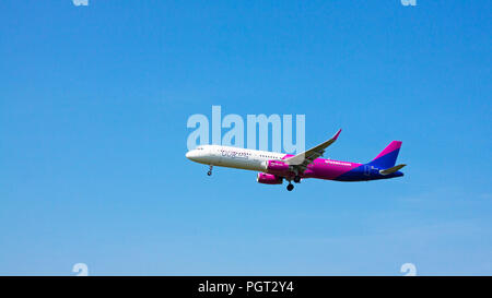 Budapest Liszt Ferenc, Ungheria - 11 Giugno 2018: a Wizz Air Airbus A320-214 con la registrazione HA-LTA sull approccio a Budapest Liszt Ferenc aeroporto mi Foto Stock