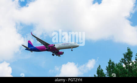 Budapest Liszt Ferenc, Ungheria - 11 Giugno 2018: a Wizz Air Airbus A320-214 con la registrazione HA-LXZ sull approccio a Budapest Liszt Ferenc aeroporto mi Foto Stock