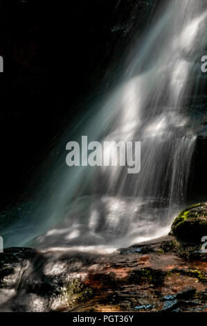 North Carolina cascata cascata con otturatore lento della velocità di movimento sfocate su roccia, MOSS e rapide. Foto Stock