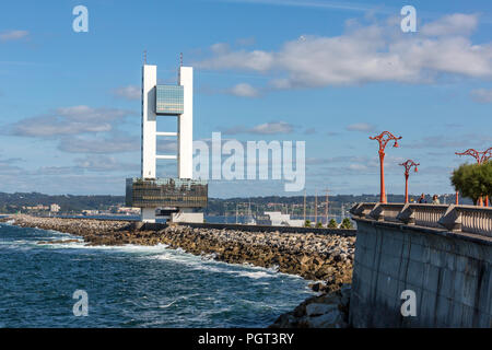 Torre di controllo de en el dique de Abrigo, controllo marittimo Towerv, A Coruña, Galizia, Spagna Foto Stock