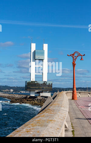 Torre di controllo de en el dique de Abrigo, controllo marittimo Towerv, A Coruña, Galizia, Spagna Foto Stock