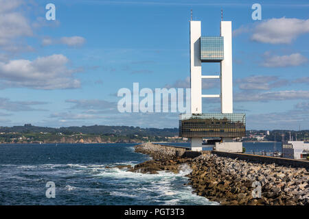 Torre di controllo de en el dique de Abrigo, controllo marittimo Towerv, A Coruña, Galizia, Spagna Foto Stock
