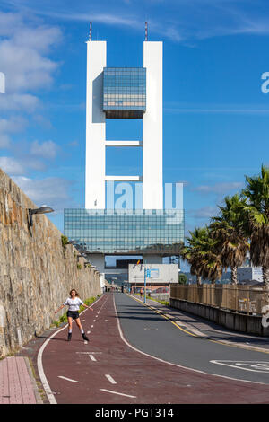 La ragazza con i pattini a rotelle in torre di controllo de en el dique de Abrigo, controllo marittimo Towerv, A Coruña, Galizia, Spagna Foto Stock