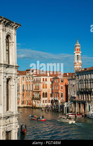 Navigazione sul Canal Grande vicino al quartiere di Rialto di Venezia Foto Stock