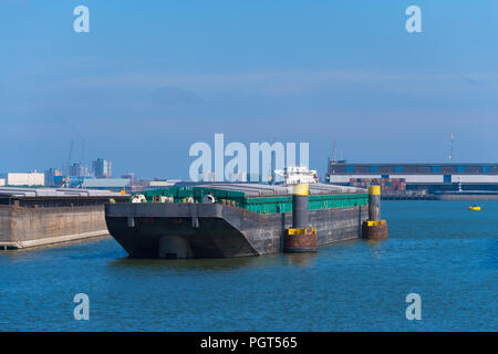 ROTTERDAM, Paesi Bassi - 6 Maggio 2017: vuoto chiatta spinta nel porto di Rotterdam Foto Stock