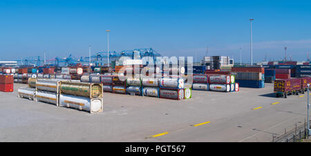ROTTERDAM, Paesi Bassi - 6 Maggio 2017: area di stoccaggio dei serbatoi ferroviari nel porto di Rotterdam Foto Stock