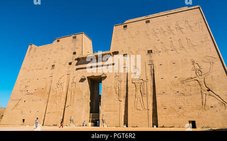 Egyptian figura scolpita geroglifici sul pilone di ingresso del Tempio di Horus Edfu, Egitto, Africa Foto Stock