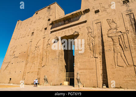 Egyptian figura scolpita geroglifici sul pilone di ingresso del Tempio di Horus Edfu, Egitto, Africa Foto Stock