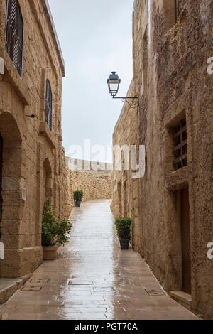 Strada dopo la pioggia nella Cittadella di Gozo, Malta Foto Stock