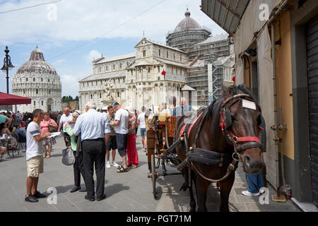 Pisa / Toscana / Italia / Maggio 2018 : i carrelli sono pronti per il trasporto di turisti in giro per la città Foto Stock