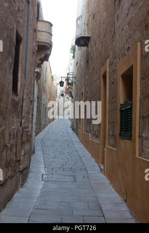 Strada stretta nella città vecchia di Mdina, Malta Foto Stock