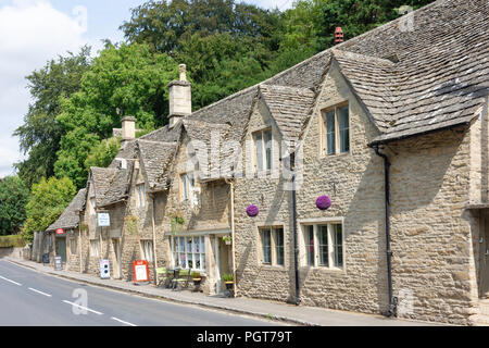 Fila di Cotswold cottage in pietra, la strada, Bibury, Gloucestershire, England, Regno Unito Foto Stock