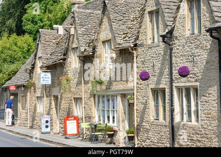 Fila di Cotswold cottage in pietra, la strada, Bibury, Gloucestershire, England, Regno Unito Foto Stock