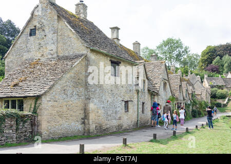 Cotswold cottage in pietra, Arlington Row, Bibury, Gloucestershire, England, Regno Unito Foto Stock