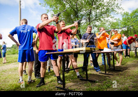 KOMSOMOLSK-su-AMUR, RUSSIA, 1 agosto 2015. Pubblico aperto Railroader's day. Il concorso di tiro per gli uomini nella categoria amatoriale. Uomini sparare da pne Foto Stock