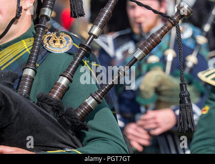 Raccolta Lonach, Scozia - Agosto 25, 2018: cornamuse giocatori del ammassato Pipe Band al Lonach raduno in Scozia. Foto Stock