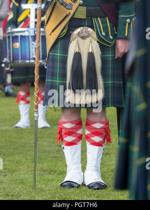 Raccolta Lonach, Scozia - Agosto 25, 2018: un grande tamburo con il suo pipe band al Lonach raduno in Scozia Foto Stock