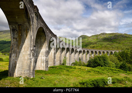 Colonne ad arco di curvatura viadotto Glenfinnan per West Highland treno Linea Lochaber Highlands scozzesi Scotland Regno Unito Foto Stock