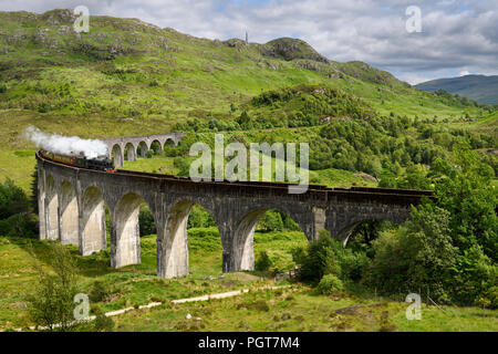 Heritage Giacobita alimentate a carbone treno a vapore al viadotto Glenfinnan nel Lochaber Highlands scozzesi Scotland Regno Unito Foto Stock