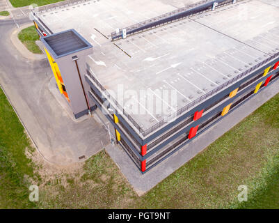 Antenna vista superiore del nuovo parcheggio in città zona residenziale Foto Stock