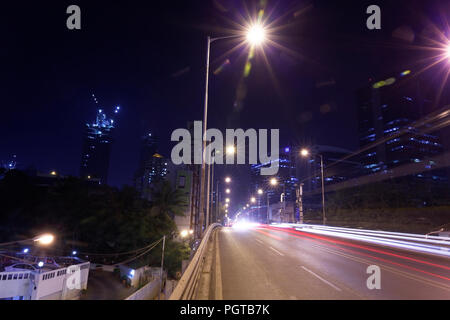 Alti edifici nuovi e vecchi edifici in Lower Parel area in Mumbai, India. Foto Stock