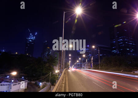 Alti edifici nuovi e vecchi edifici in Lower Parel area in Mumbai, India. Foto Stock