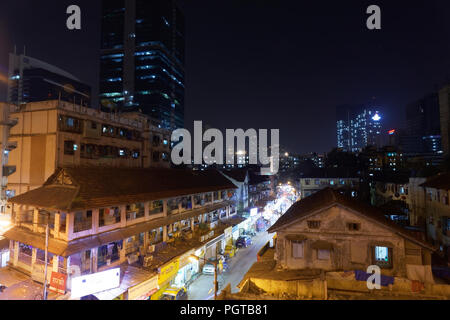 Alti edifici nuovi e vecchi edifici in Lower Parel area in Mumbai, India. Foto Stock