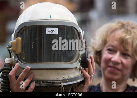 Jill Gallone, testa di media e pubblicità a Hansons banditori nel Derbyshire, detiene una capsula di mercurio casco e testa ombelicale filo. Una esplorazione spaziale collezione è impostato per andare ad asta che include gli elementi da Apollo missioni spaziali. Foto Stock