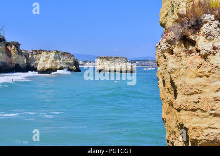 Scogliere a Pinhao Beach a Lagos, Portogallo Foto Stock