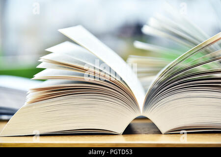 Libri giacente sul tavolo della biblioteca pubblica. Foto Stock