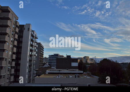 Bellissimo cielo paesaggi tra scyscrapers e tetti in Auckland CBD Foto Stock