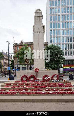 Manchester Memoriale di guerra il cenotafio in St Peters Square Manchester Inghilterra progettato da Sir Edward Luytens eretto 1924 spostato al presente sito in 2014. Foto Stock