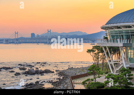 Busan, Corea del Sud - 20 ago 2018 : Dongbaek isola e Gwangan bridge al tramonto nella città di Busan in Corea Foto Stock